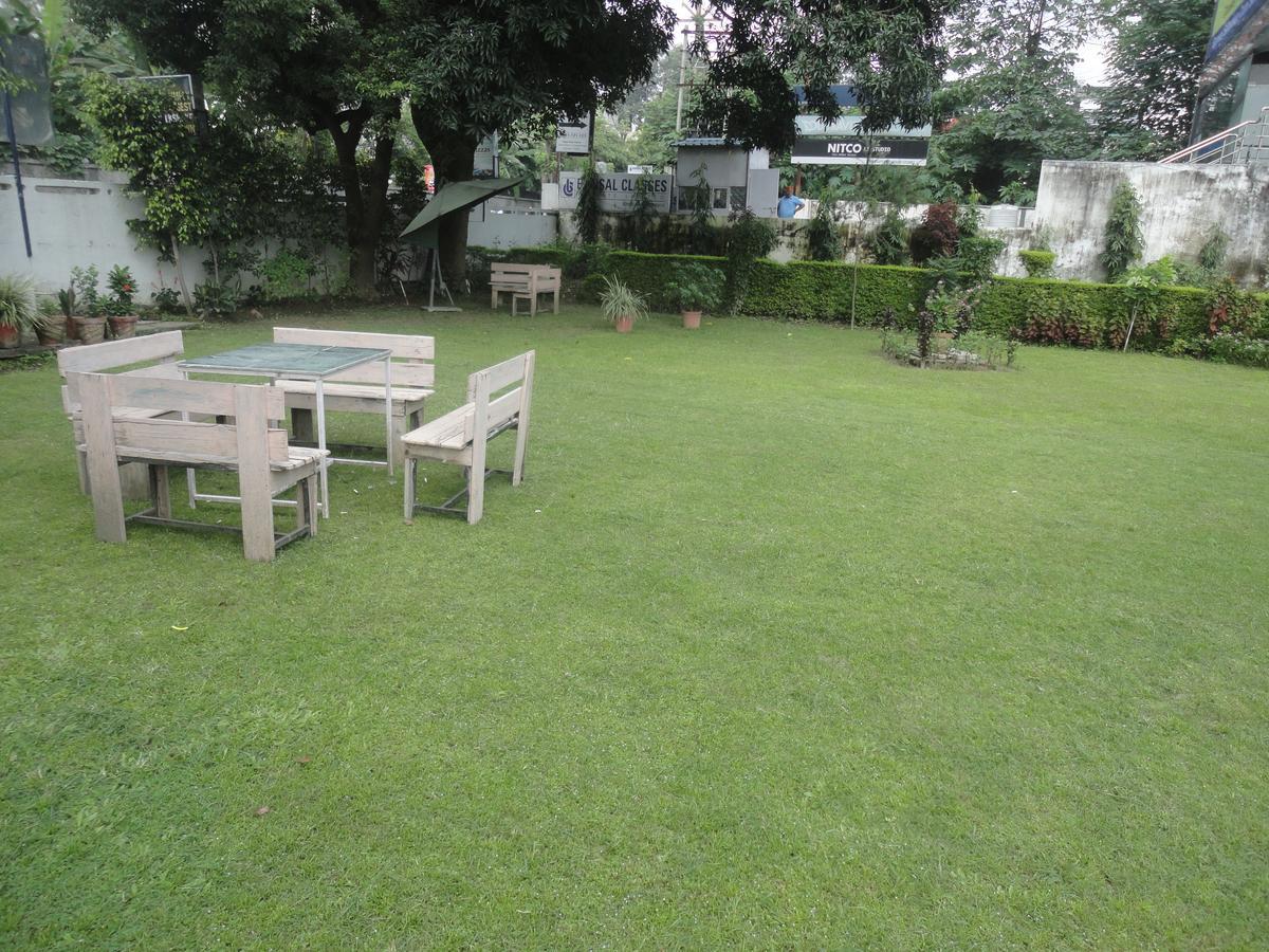 Hotel White House Dehradun Dış mekan fotoğraf